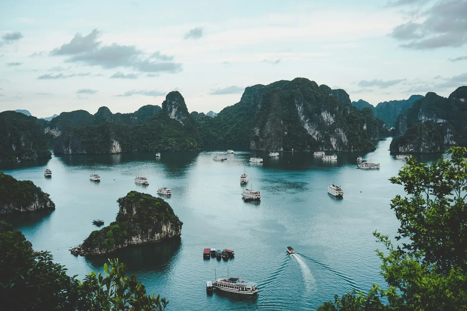 Boat toursScenic view and boat tours at Ha Long Bay at Ha Long Bay